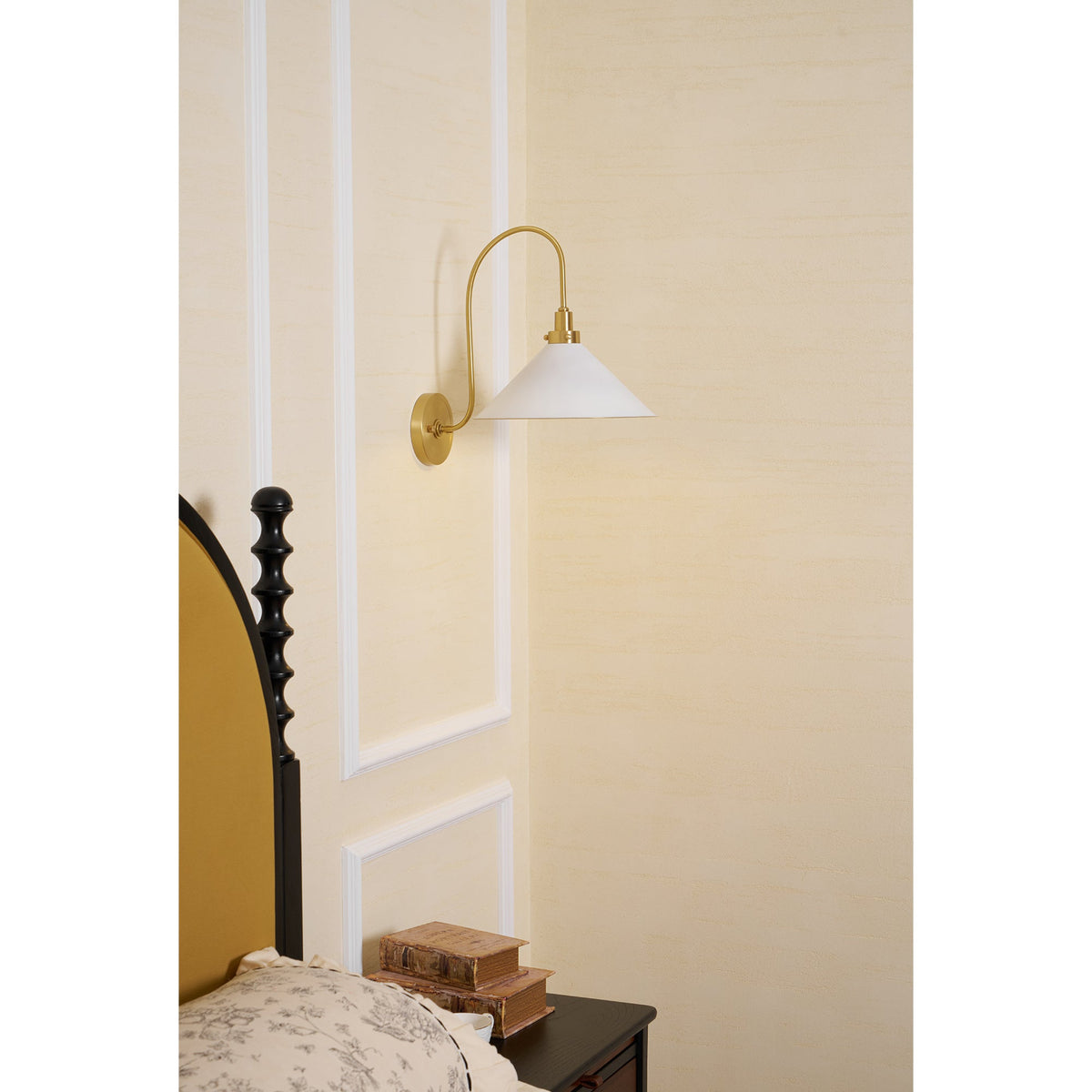 Aplique de pared con brazo de cuello de cisne Garzela en un rincón de lectura – imagen 13