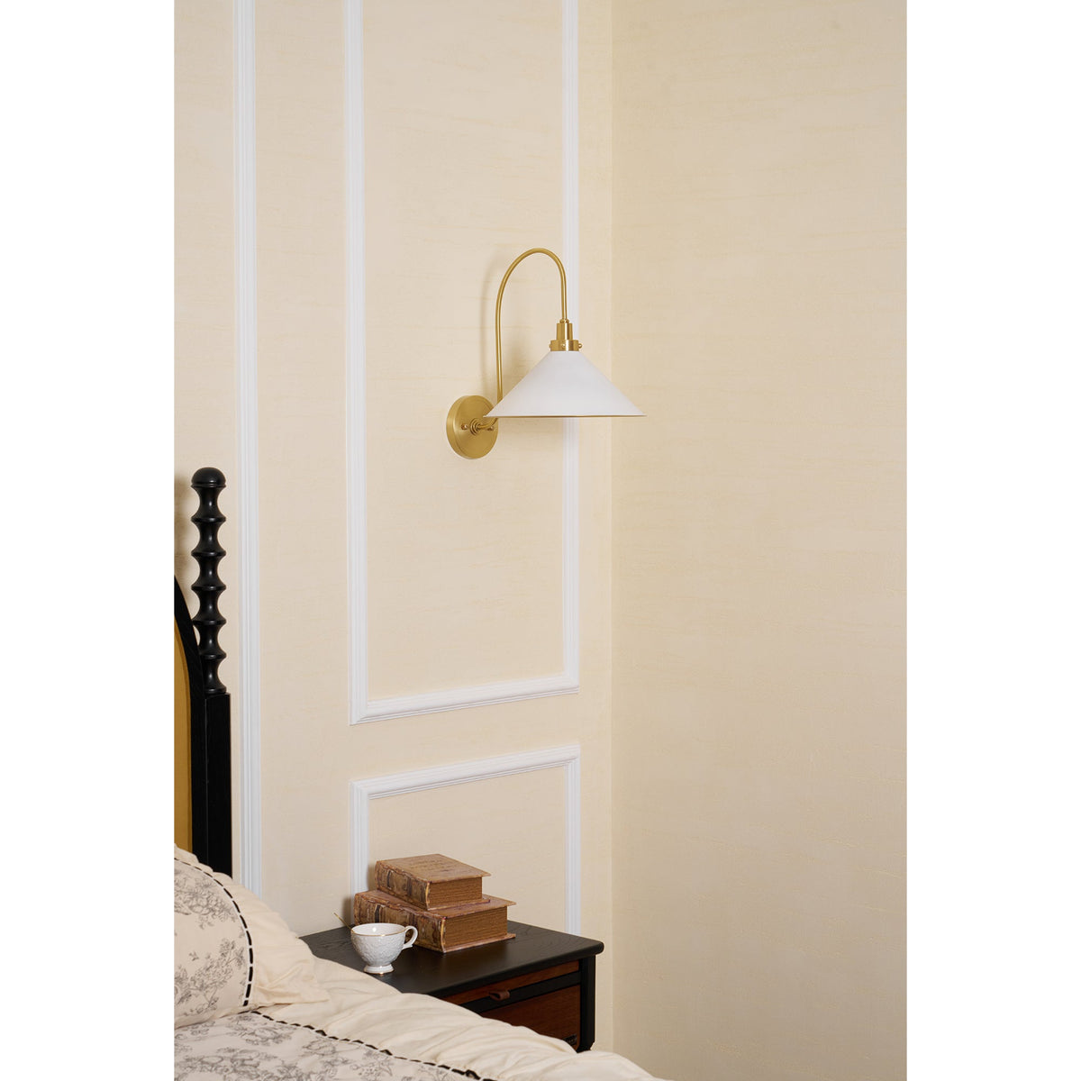Aplique de pared con brazo de cuello de cisne Garzela en un rincón de lectura – imagen 15