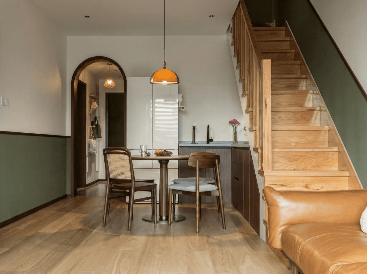 Lámpara colgante ámbar y madera Dorela sobre una mesa de comedor – imagen 3