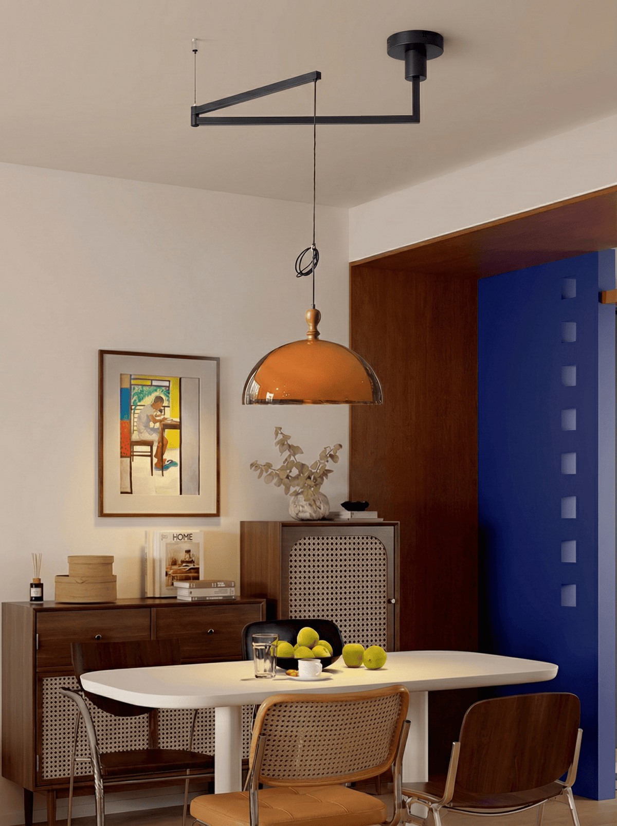 Lámpara colgante con brazos giratorios Morisa sobre una mesa de comedor – imagen 6
