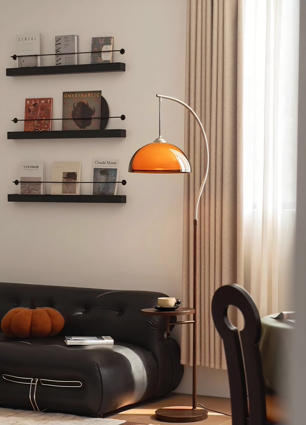 Lámpara de pie en arco seta Fanora en un salón retro – imagen 6