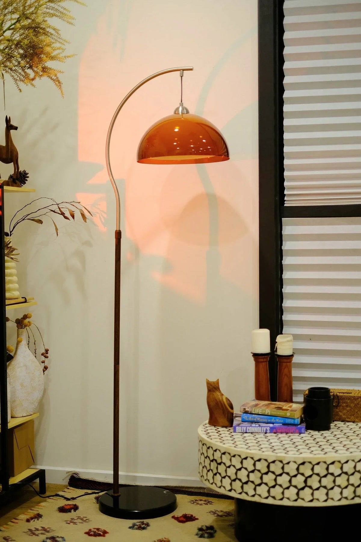 Lámpara de pie en arco seta Fanora en un salón retro – imagen 20
