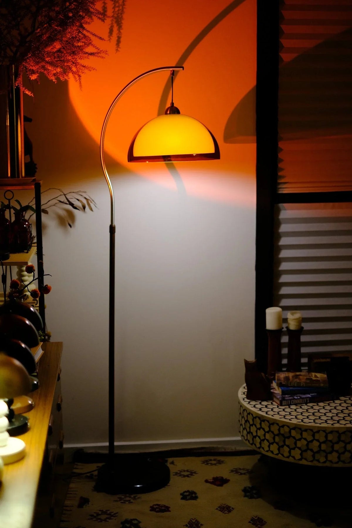 Lámpara de pie en arco seta Fanora en un salón retro – imagen 14