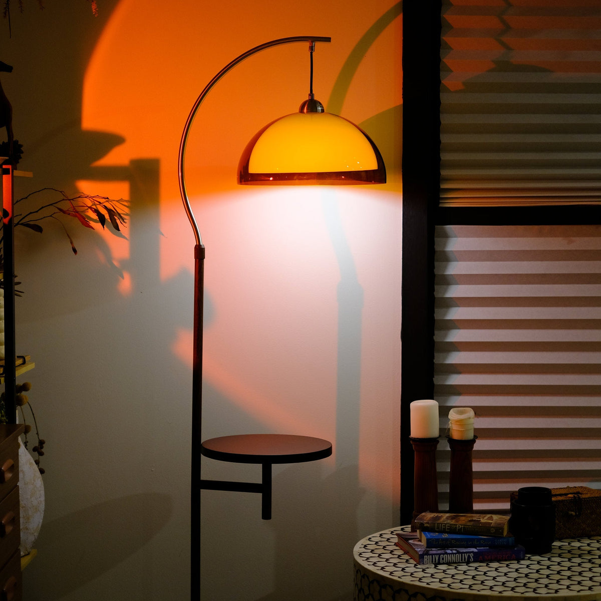 Lámpara de pie en arco seta Fanora en un salón retro – imagen 11