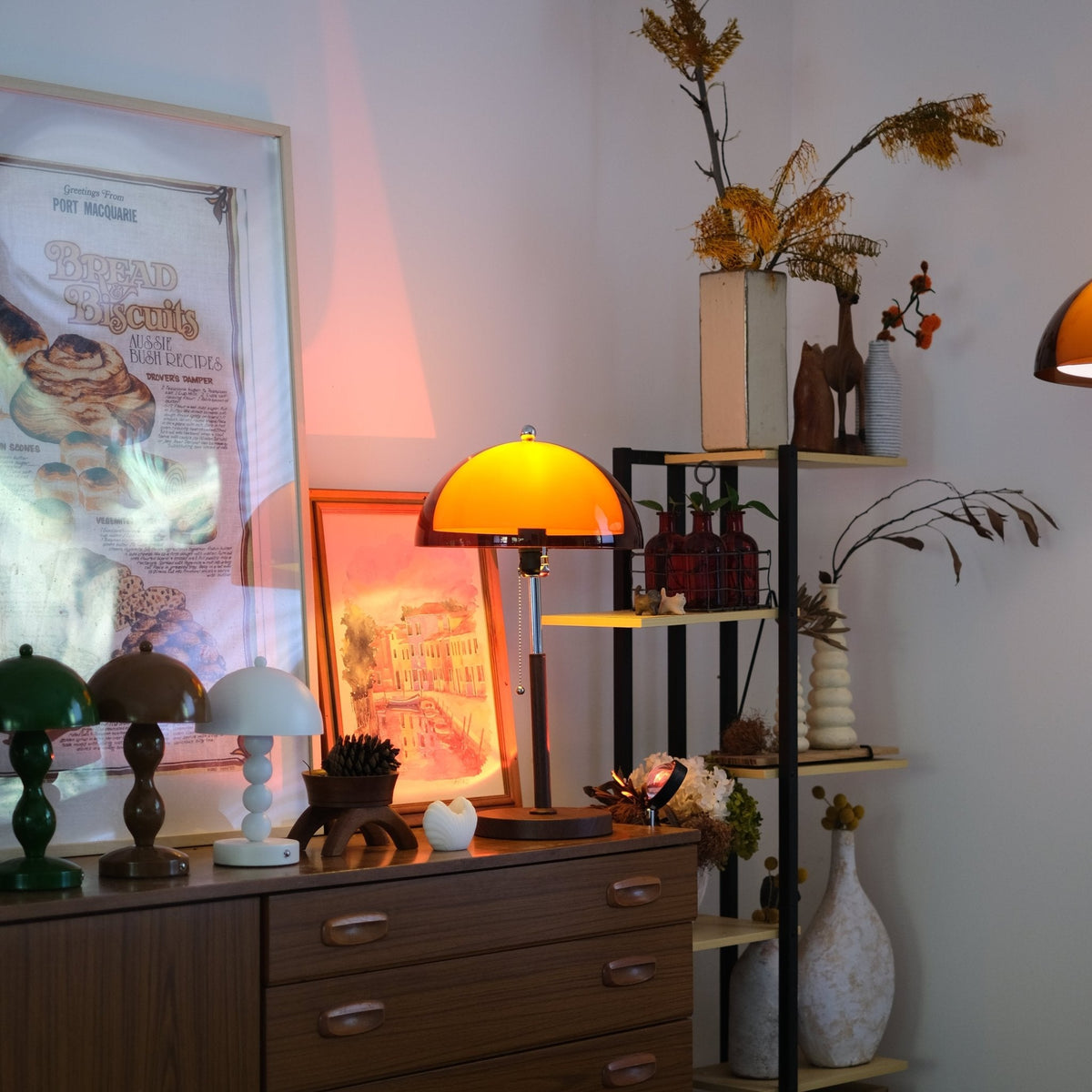 Lámpara de mesa seta retro Ambarel en un salón de estilo vintage – imagen 4