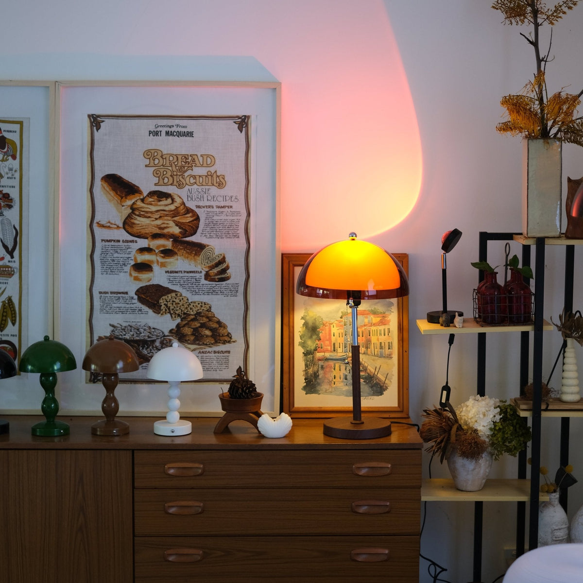 Lámpara de mesa seta retro Ambarel en un salón de estilo vintage – imagen 5