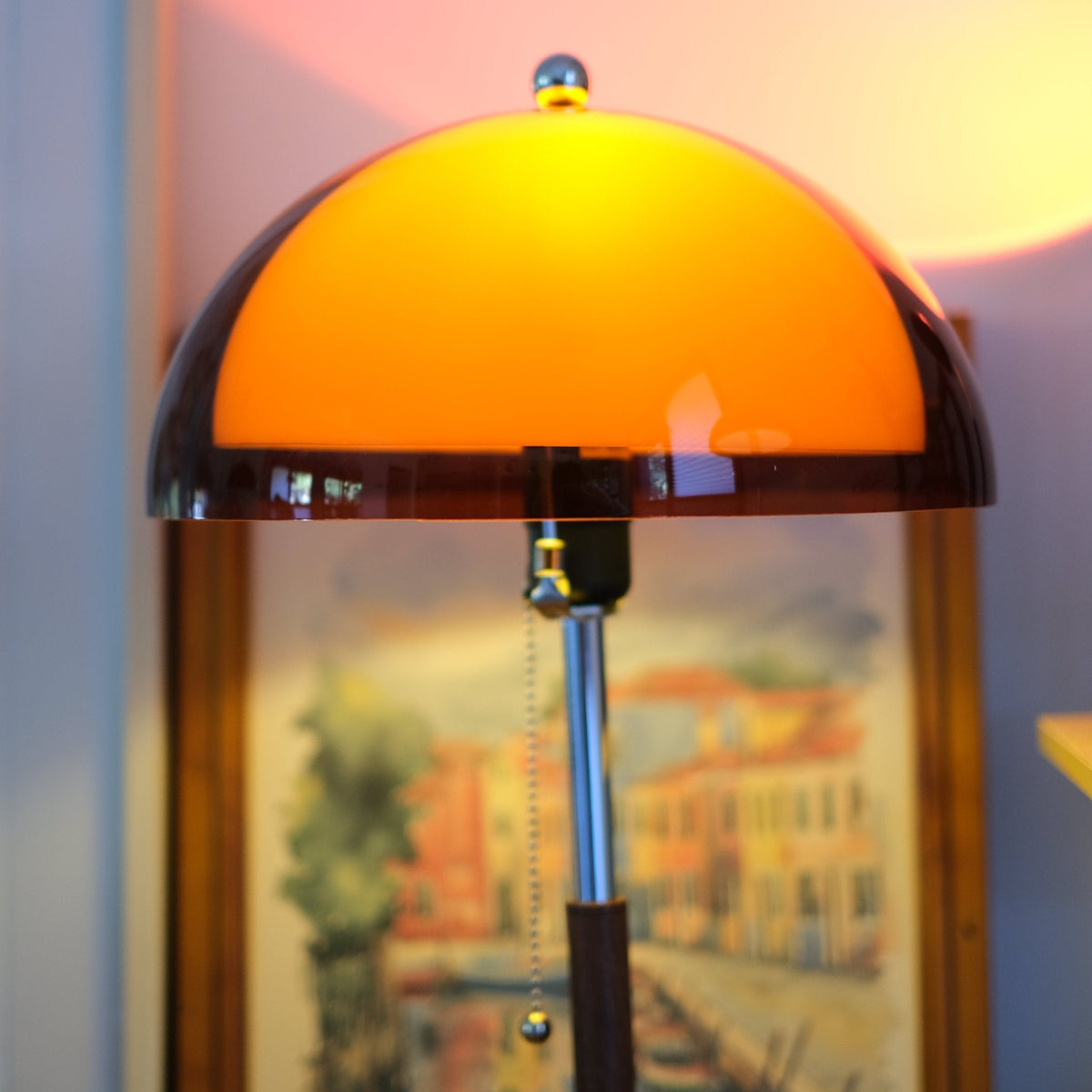 Lámpara de mesa seta retro Ambarel en un salón de estilo vintage – imagen 6