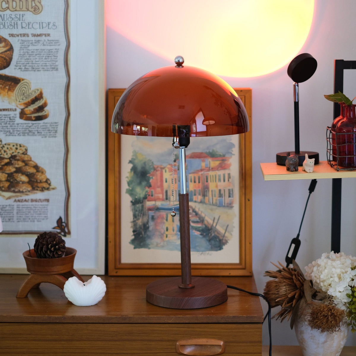 Lámpara de mesa seta retro Ambarel en un salón de estilo vintage – imagen 9