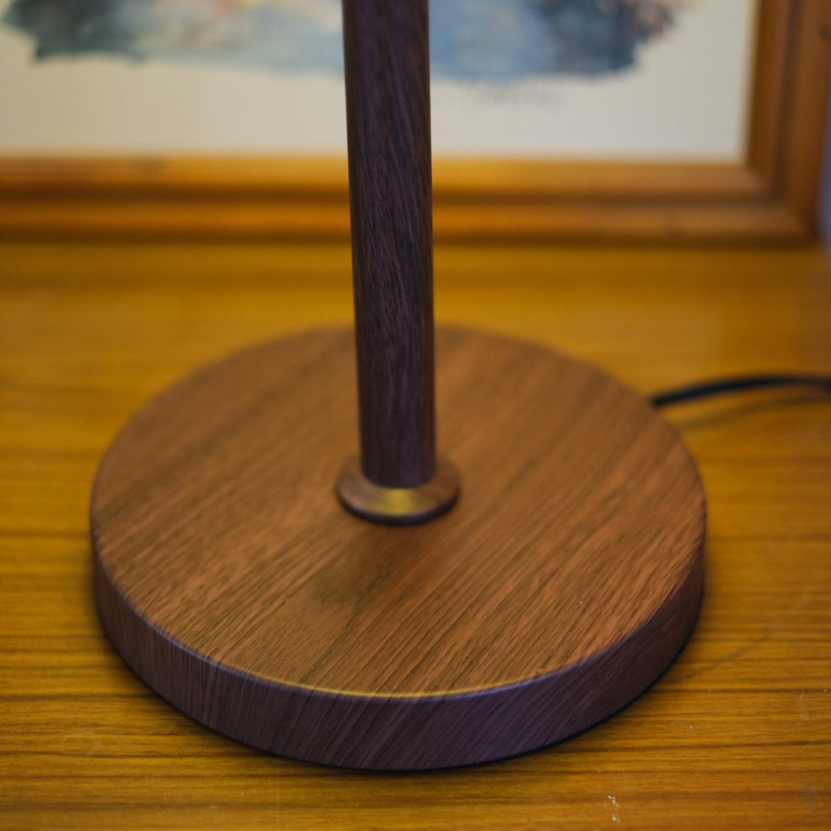 Lámpara de mesa seta retro Ambarel – detalle de la base efecto madera