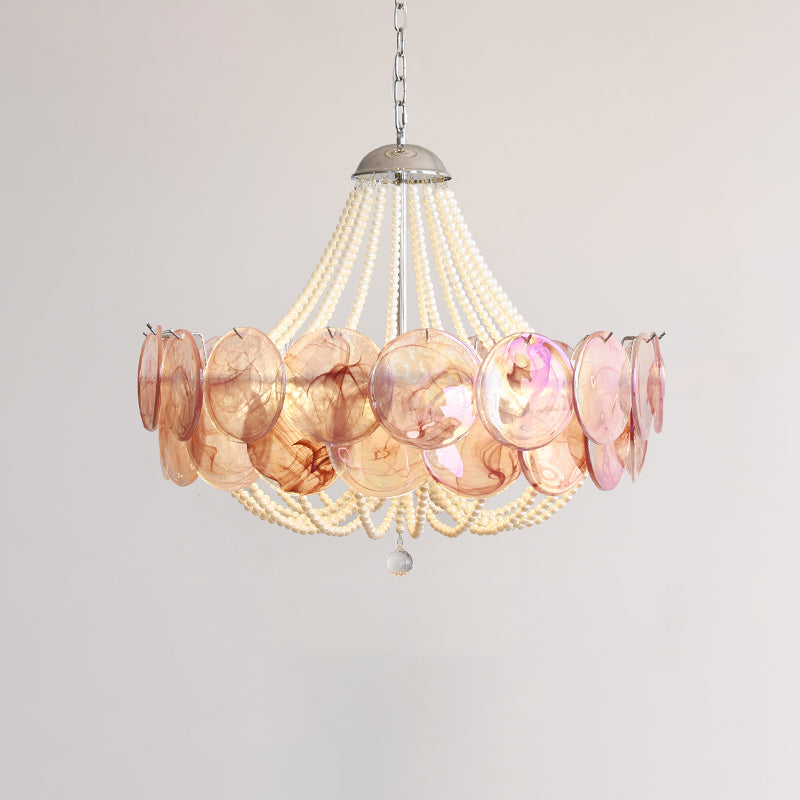 Lámpara de araña de perlas Brochela – rosa y cromo de Ø 80 cm encendida