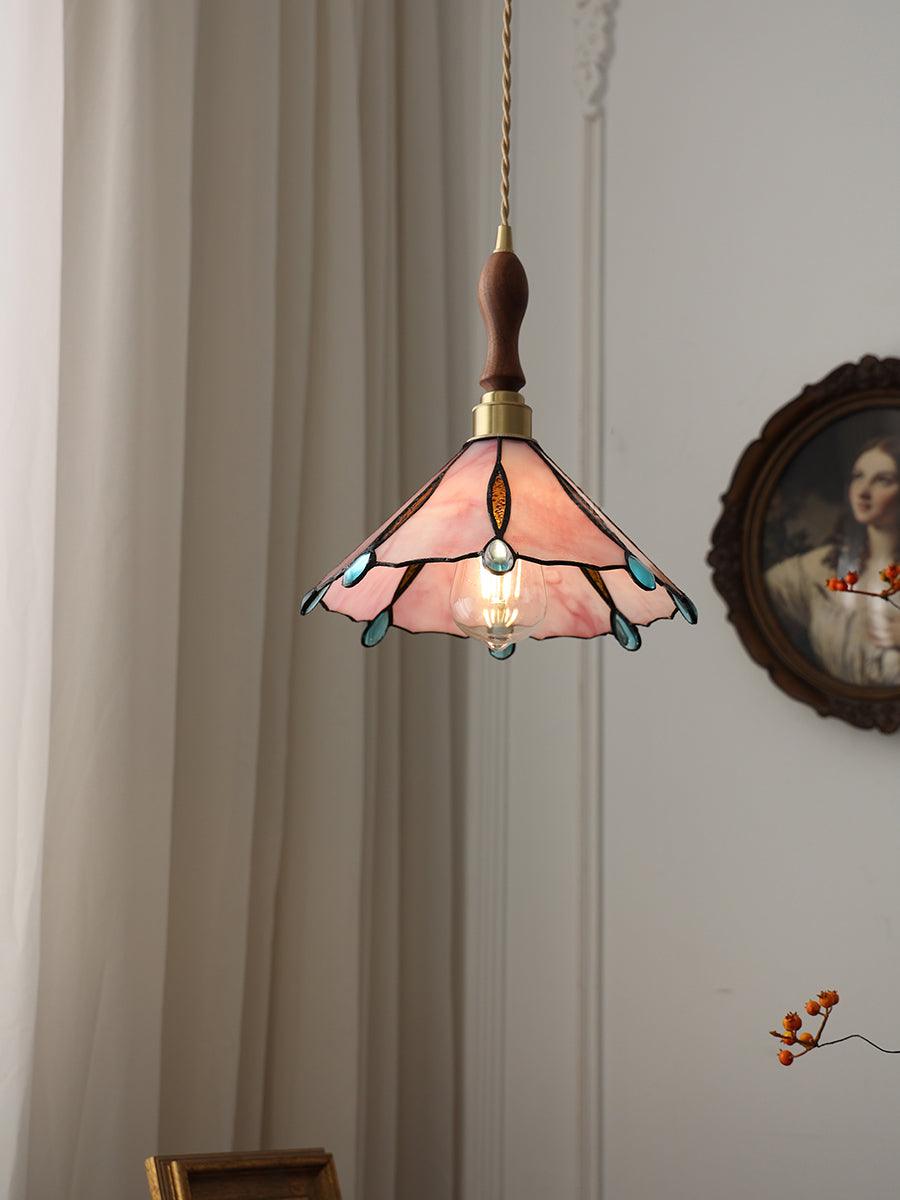 Lámpara colgante de vidriera Gemila sobre una mesa de cocina – imagen 44