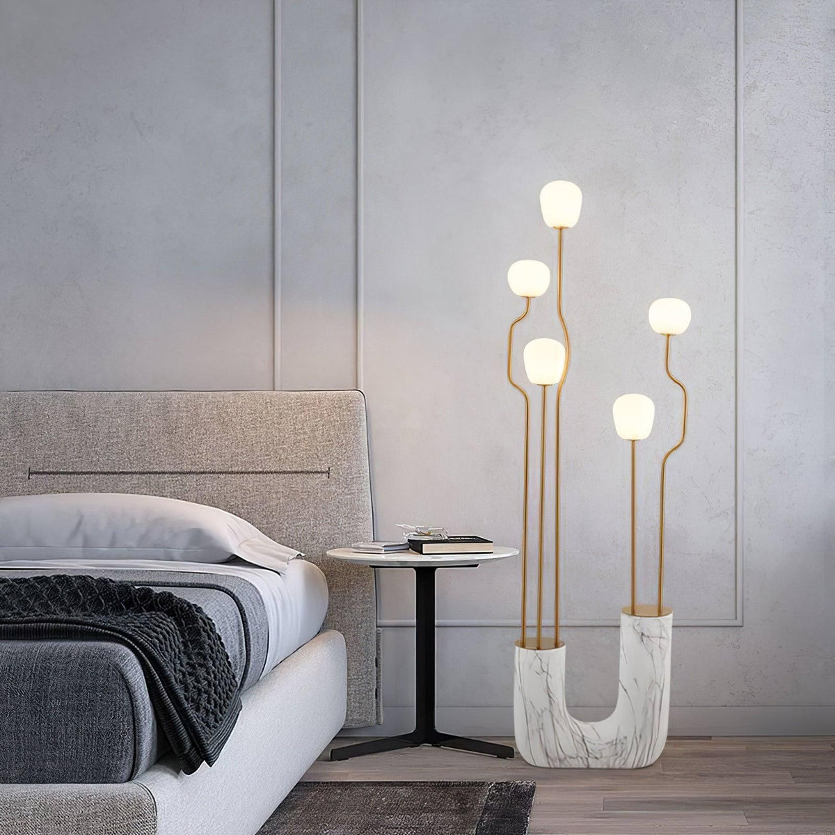 Lámpara de pie escultural con cinco globos de cristal Maliora en un salón de estilo contemporáneo – imagen 28