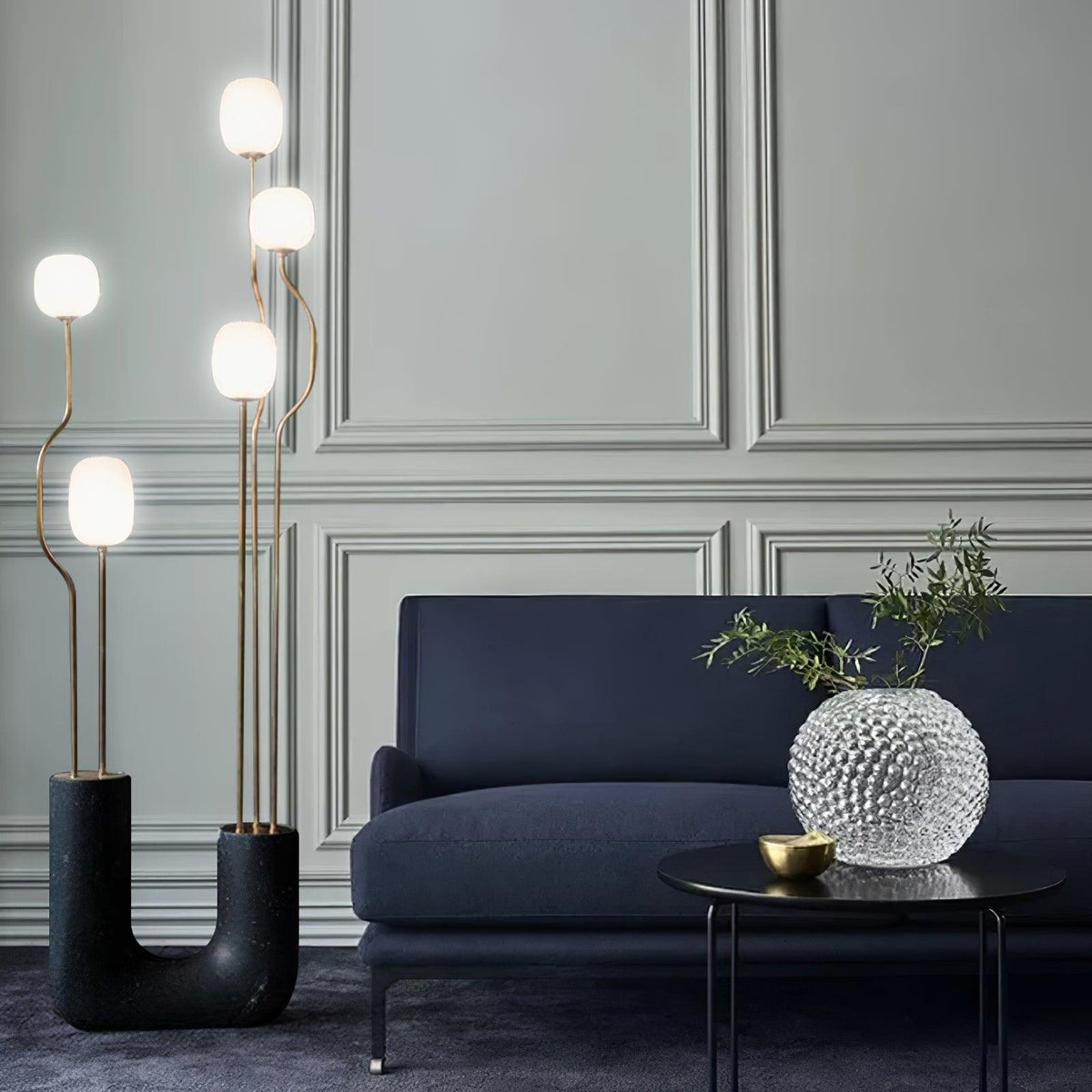 Lámpara de pie escultural con cinco globos de cristal Maliora en un salón de estilo contemporáneo – imagen 7