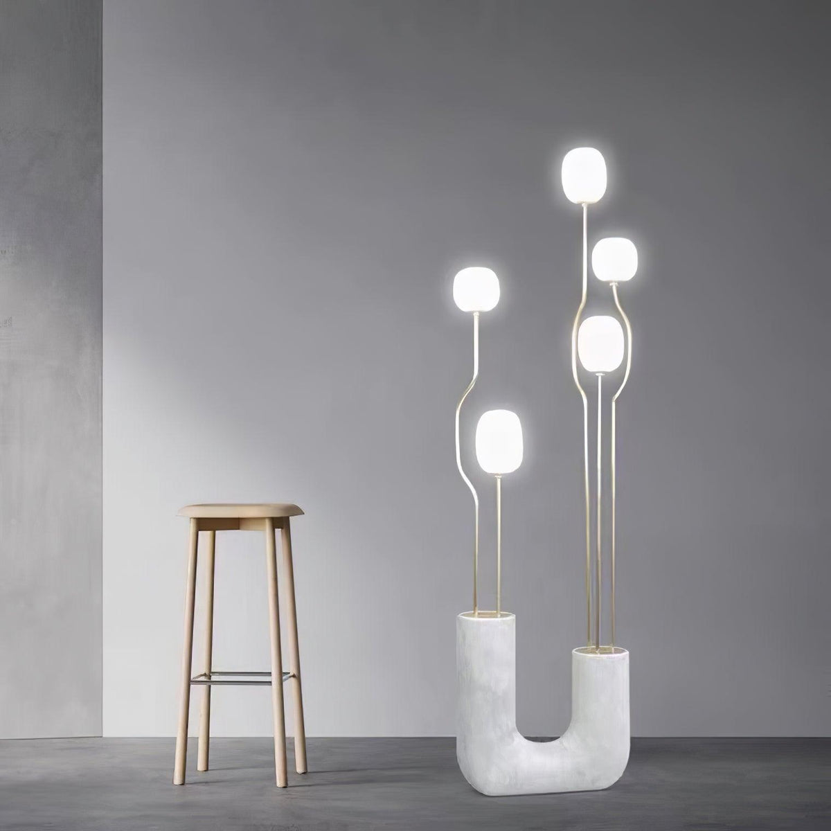Lámpara de pie escultural con cinco globos de cristal Maliora en un salón de estilo contemporáneo – imagen 10