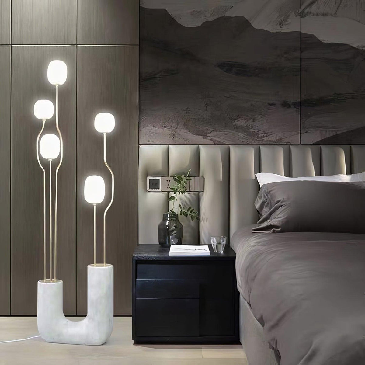 Lámpara de pie escultural con cinco globos de cristal Maliora en un salón de estilo contemporáneo – imagen 12