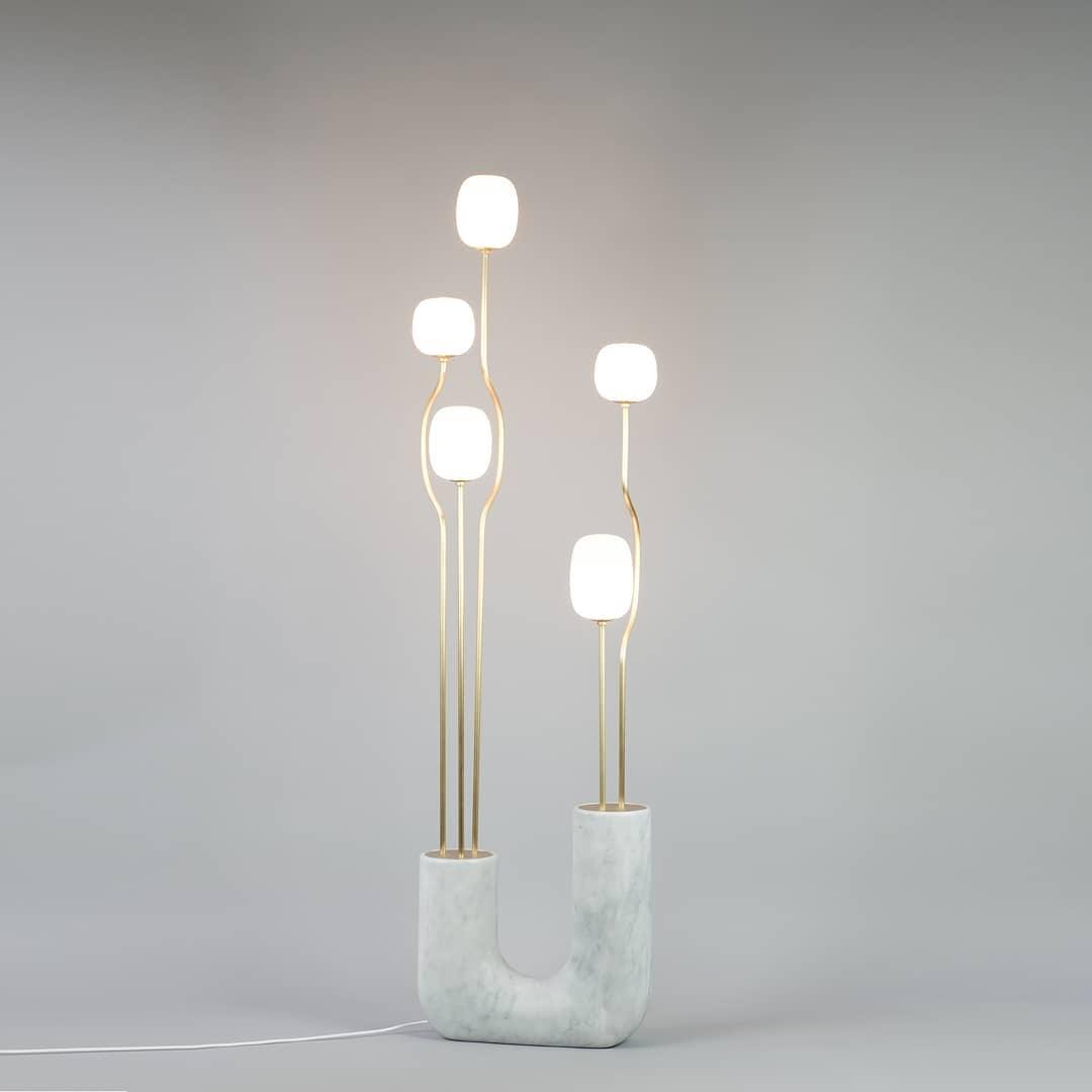 Lámpara de pie escultural con cinco globos de cristal Maliora en un salón de estilo contemporáneo – imagen 13