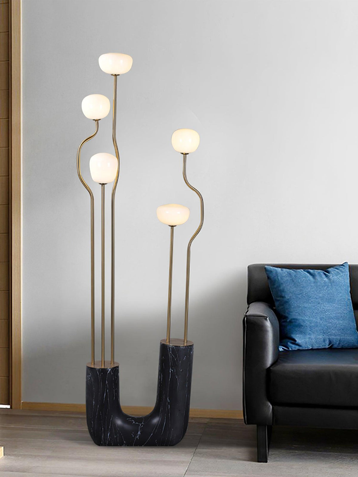 Lámpara de pie escultural con cinco globos de cristal Maliora en un salón de estilo contemporáneo – imagen 15