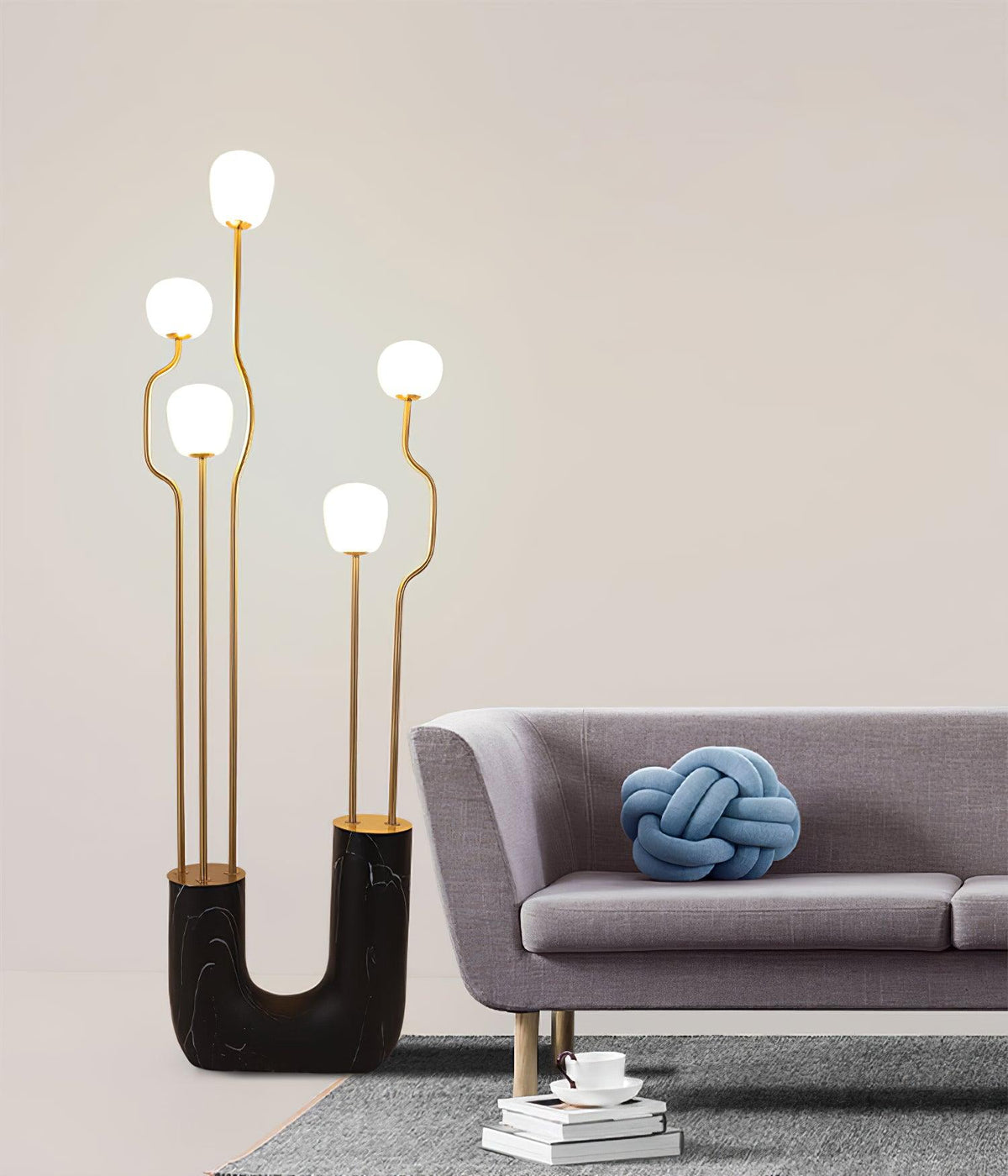 Lámpara de pie escultural con cinco globos de cristal Maliora en un salón de estilo contemporáneo – imagen 16