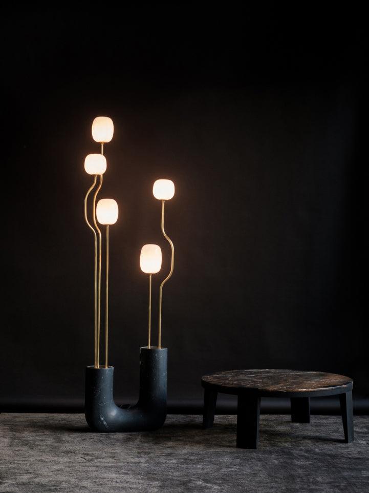 Lámpara de pie escultural con cinco globos de cristal Maliora en un salón de estilo contemporáneo – imagen 17