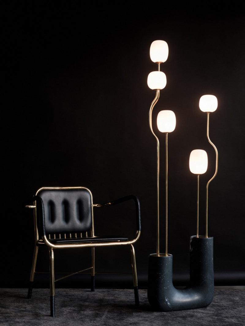 Lámpara de pie escultural con cinco globos de cristal Maliora en un salón de estilo contemporáneo – imagen 18