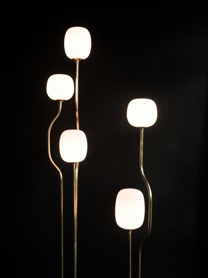 Lámpara de pie escultural con cinco globos de cristal Maliora en un salón de estilo contemporáneo – imagen 21