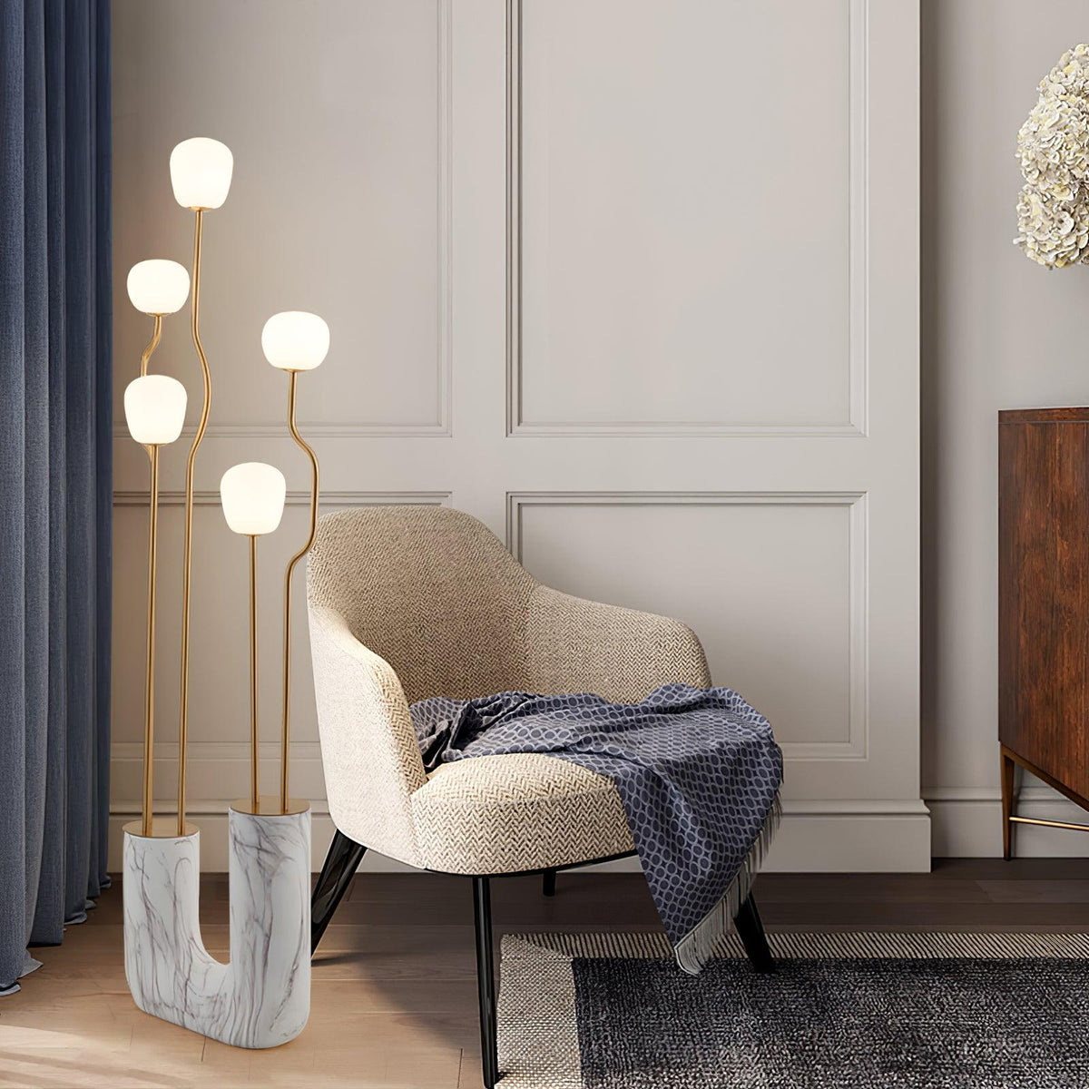 Lámpara de pie escultural con cinco globos de cristal Maliora en un salón de estilo contemporáneo – imagen 24