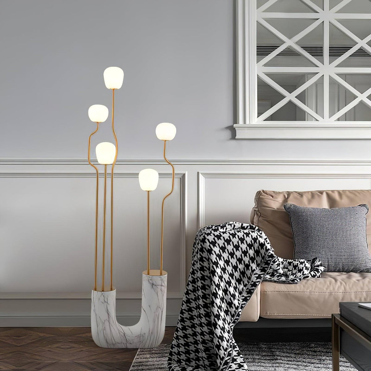 Lámpara de pie escultural con cinco globos de cristal Maliora en un salón de estilo contemporáneo – imagen 25