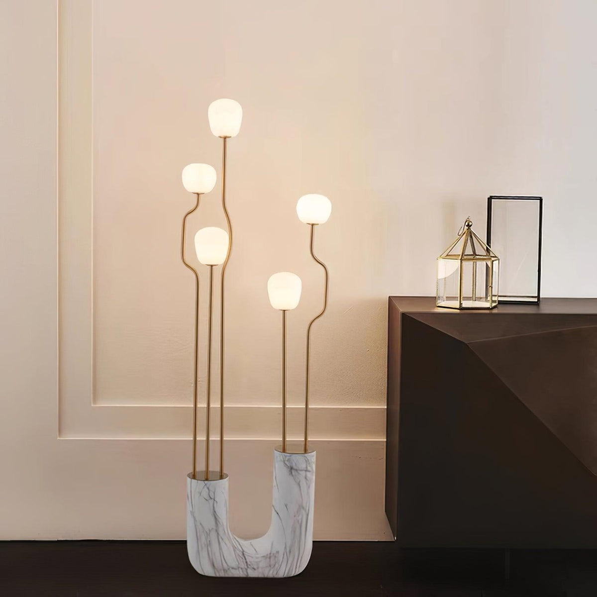 Lámpara de pie escultural con cinco globos de cristal Maliora en un salón de estilo contemporáneo – imagen 26