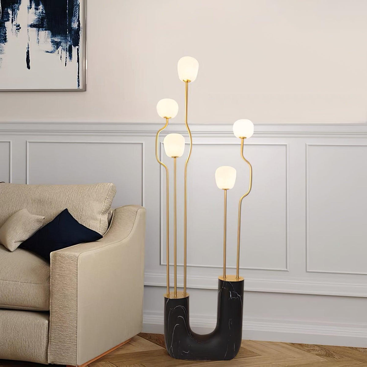 Lámpara de pie escultural con cinco globos de cristal Maliora en un salón de estilo contemporáneo – imagen 27