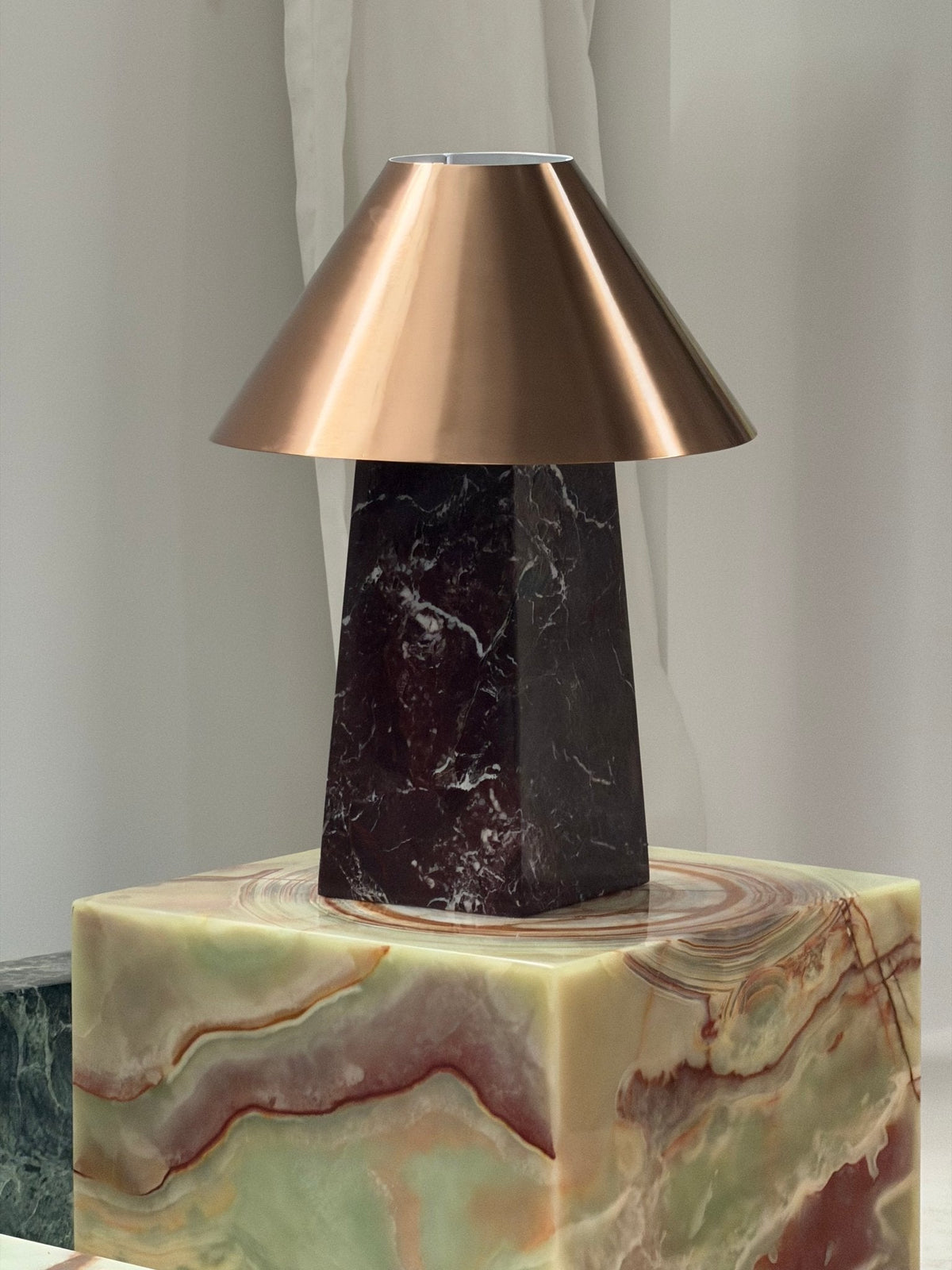 Lámpara de mesa de mármol rojo Obrena – sobre un pedestal de ónice verde