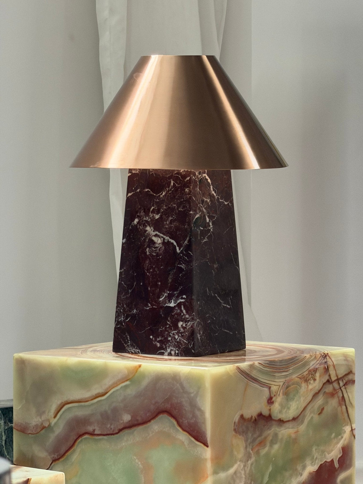 Lámpara de mesa de mármol rojo Obrena sobre un aparador – imagen 6