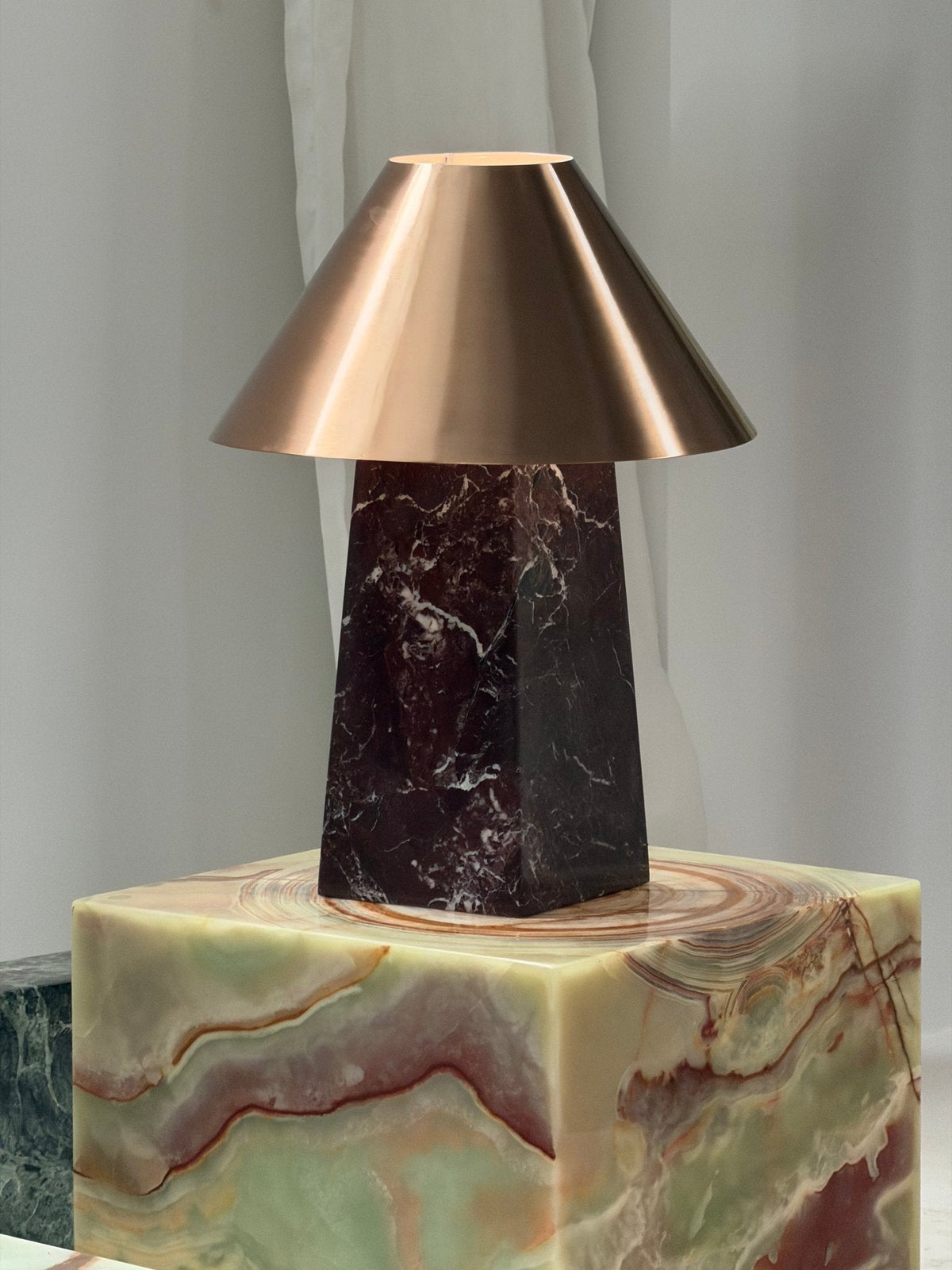 Lámpara de mesa de mármol rojo Obrena sobre un aparador – imagen 13