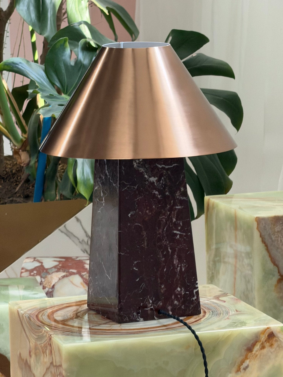 Lámpara de mesa de mármol rojo Obrena sobre un aparador – imagen 17