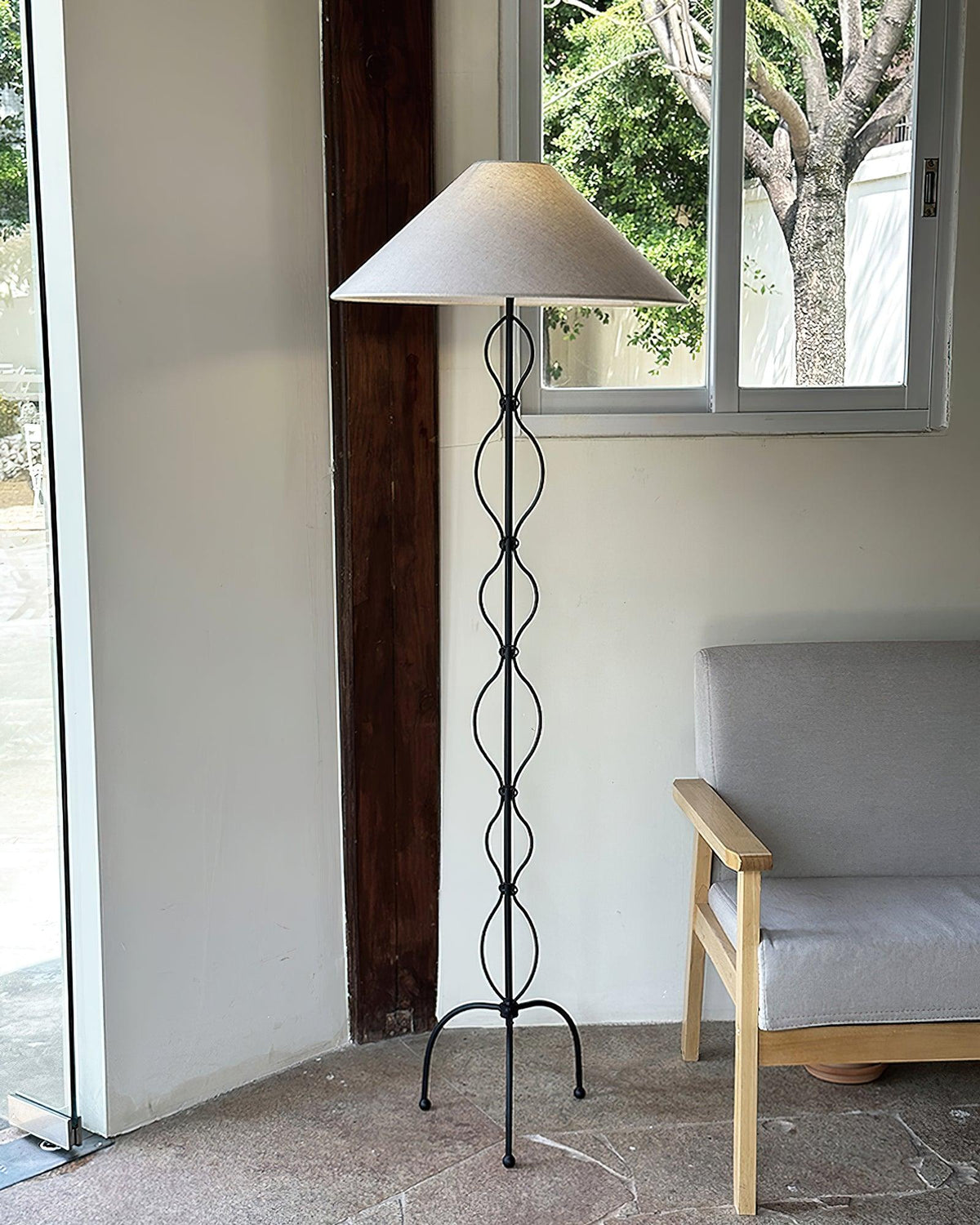 Lámpara de pie de hierro forjado Rizalia – junto a una ventana