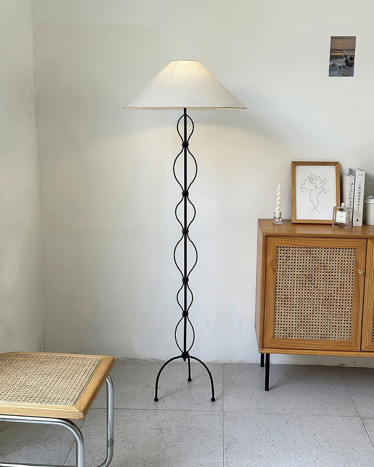Lámpara de pie de hierro forjado Rizalia – junto a un mueble de ratán