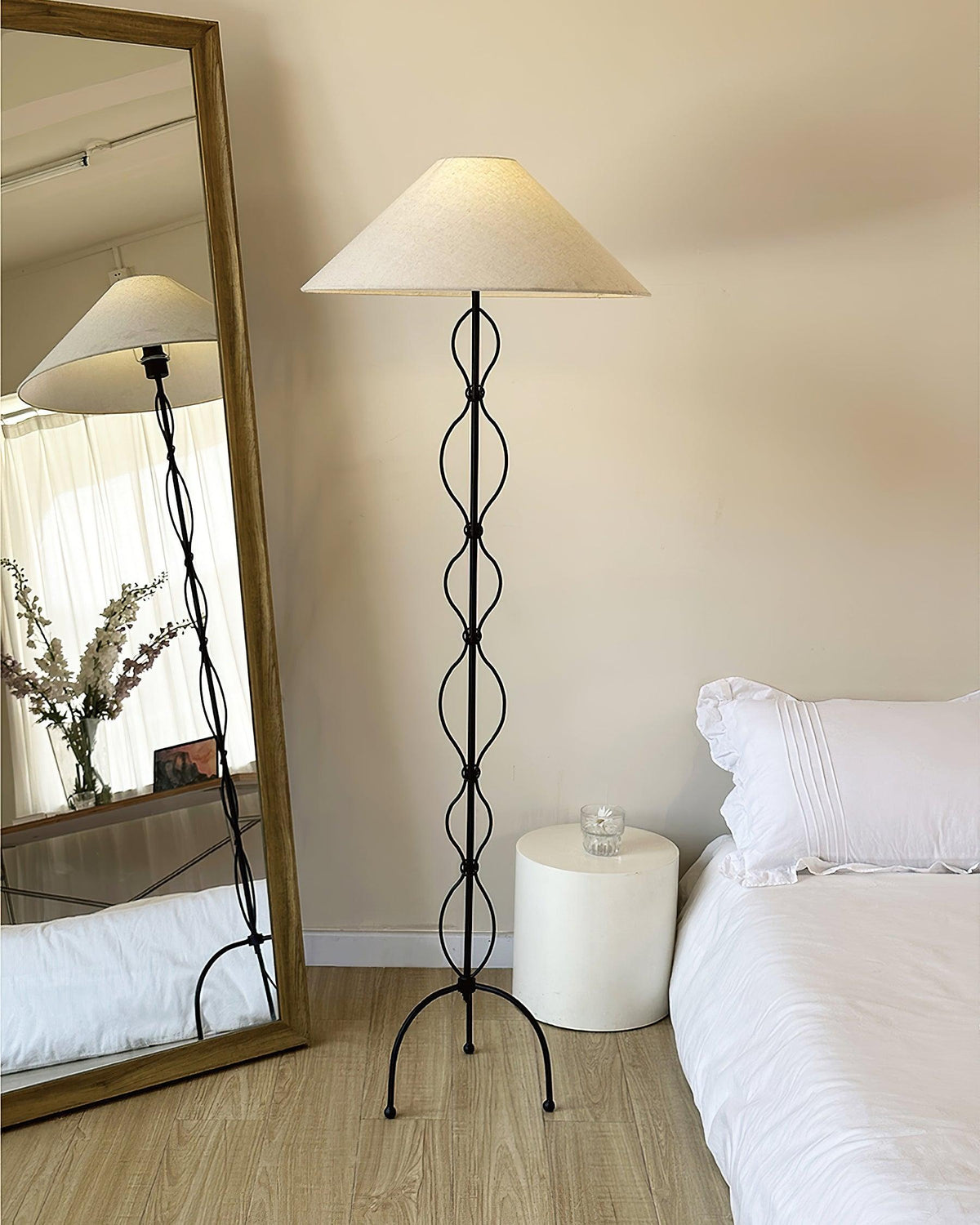 Lámpara de pie de hierro forjado Rizalia – en un dormitorio junto a un espejo