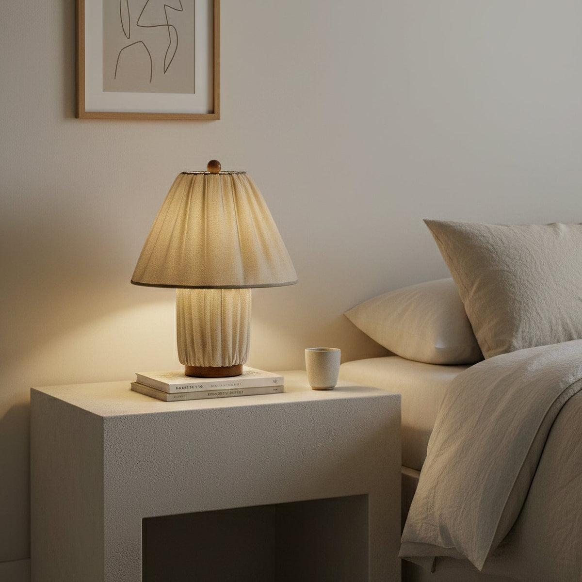 Lámpara de mesa de tela plisada Doblina en un dormitorio acogedor – imagen 13