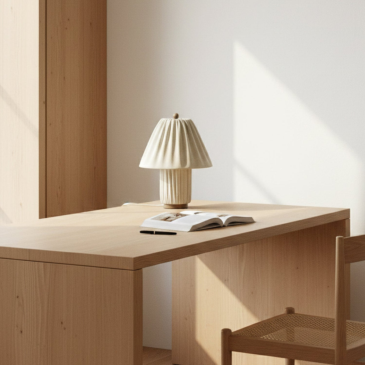 Lámpara de mesa de tela plisada Doblina en un dormitorio acogedor – imagen 11