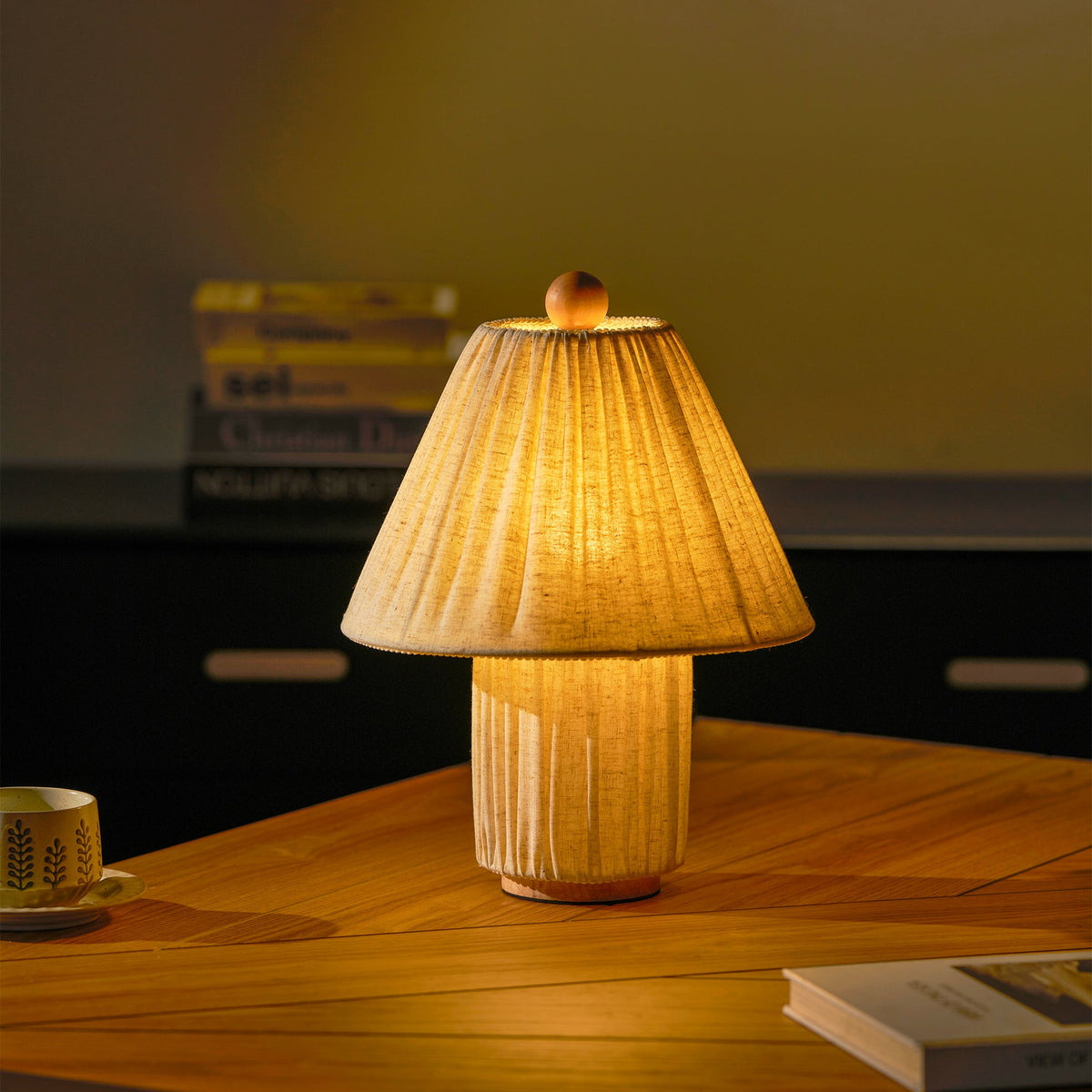 Lámpara de mesa de tela plisada Doblina en un dormitorio acogedor – imagen 18