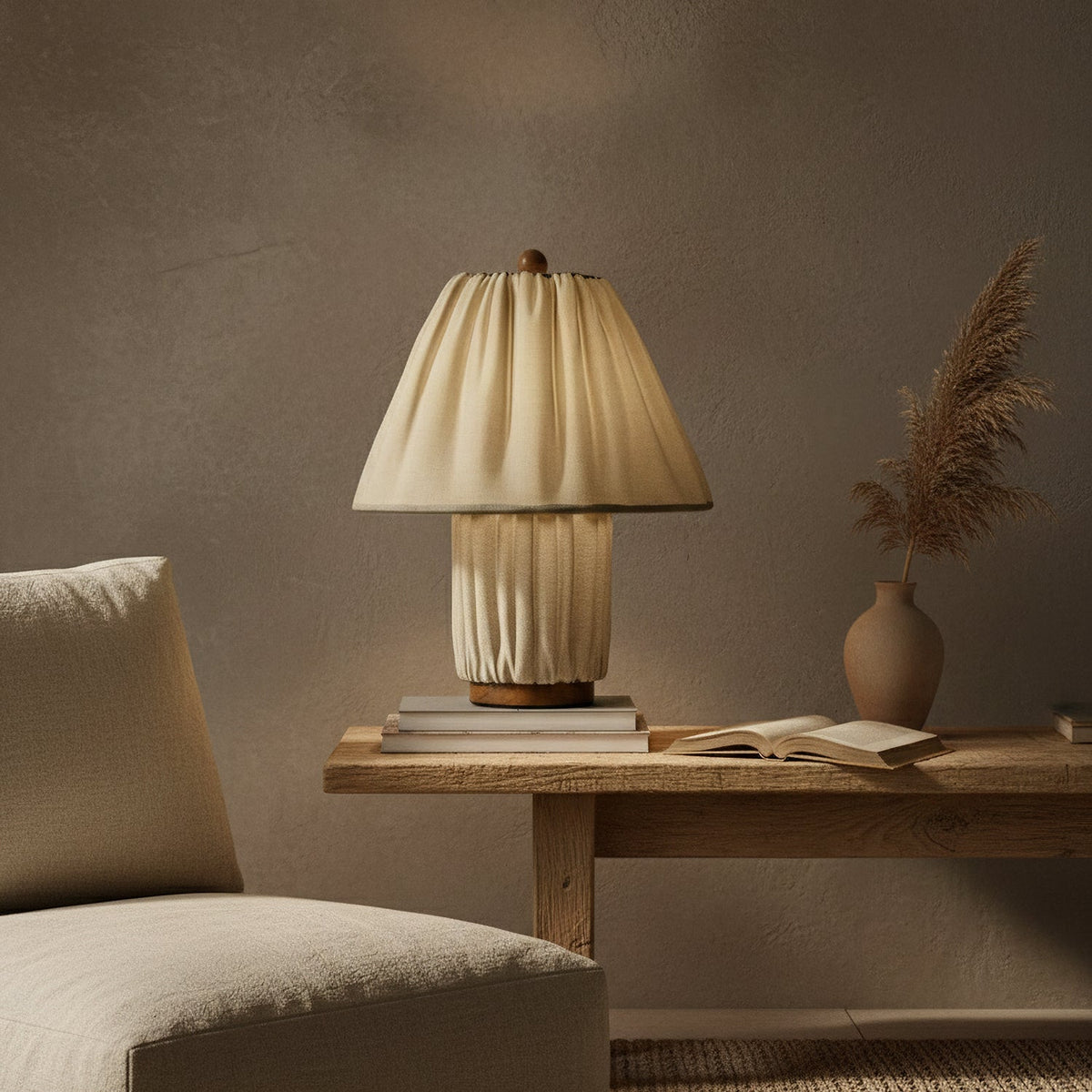 Lámpara de mesa de tela plisada Doblina en un dormitorio acogedor – imagen 8