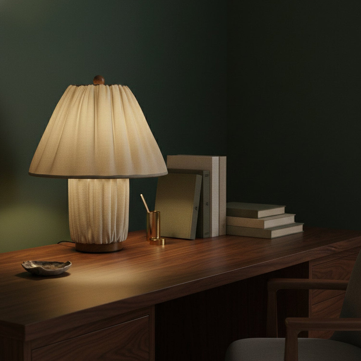 Lámpara de mesa de tela plisada Doblina en un dormitorio acogedor – imagen 10