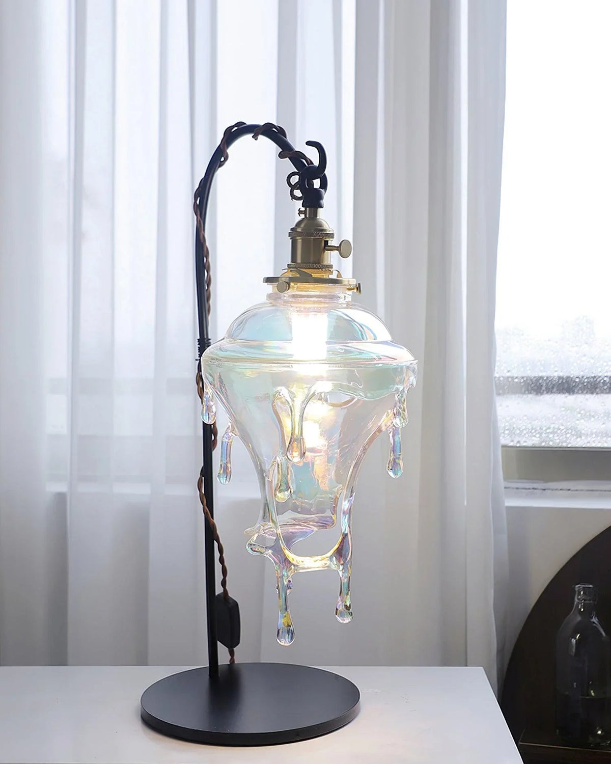 Lámpara de mesa de cristal Rociela – junto a una ventana con cortinas