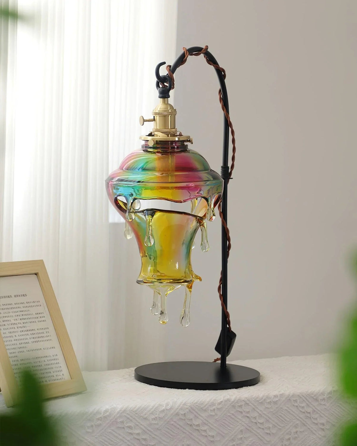 Lámpara de mesa de cristal Rociela – con cristal tornasolado junto a la ventana