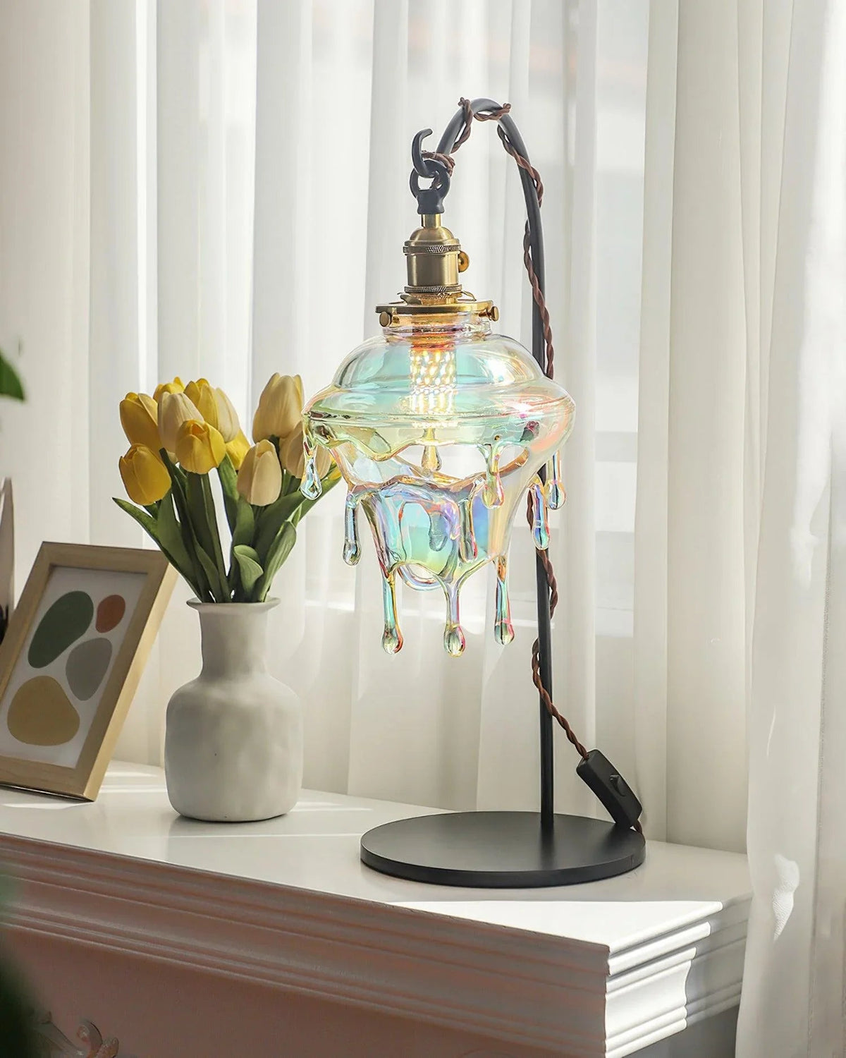 Lámpara de mesa de cristal Rociela – junto a un jarrón de tulipanes