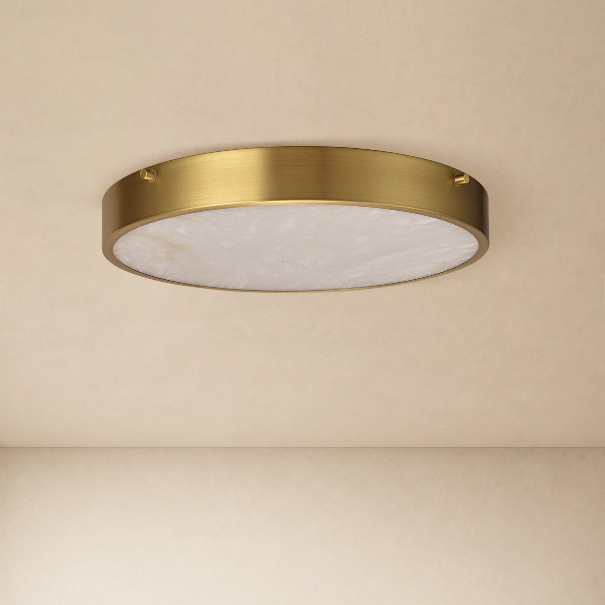 Plafón LED efecto alabastro Calcira – con aro dorado y difusor apagado