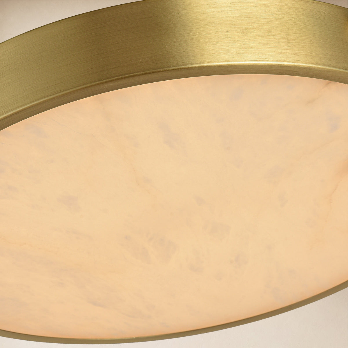 Plafón LED efecto alabastro Calcira – detalle del aro dorado