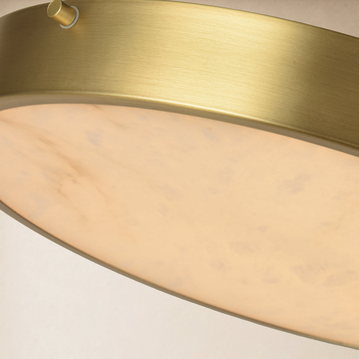 Plafón LED efecto alabastro Calcira – detalle del canto dorado