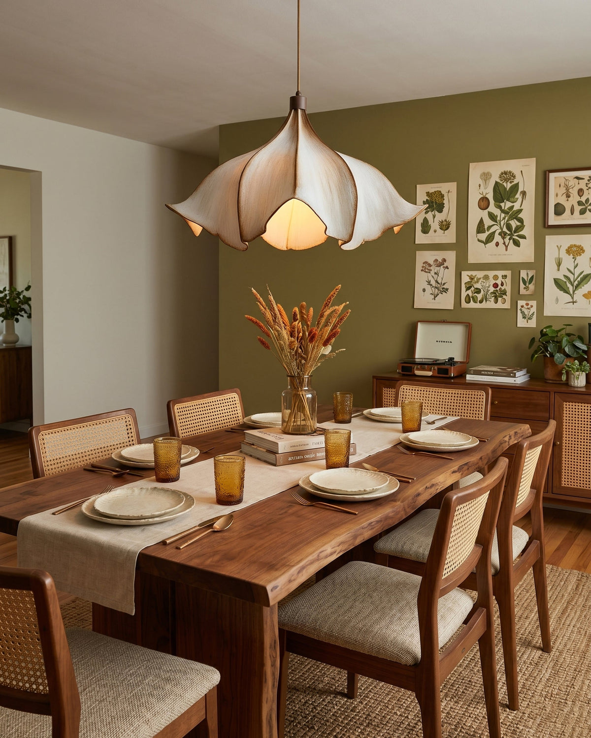 Lámpara colgante de pétalos Corolba sobre una mesa de comedor clásica – imagen 9