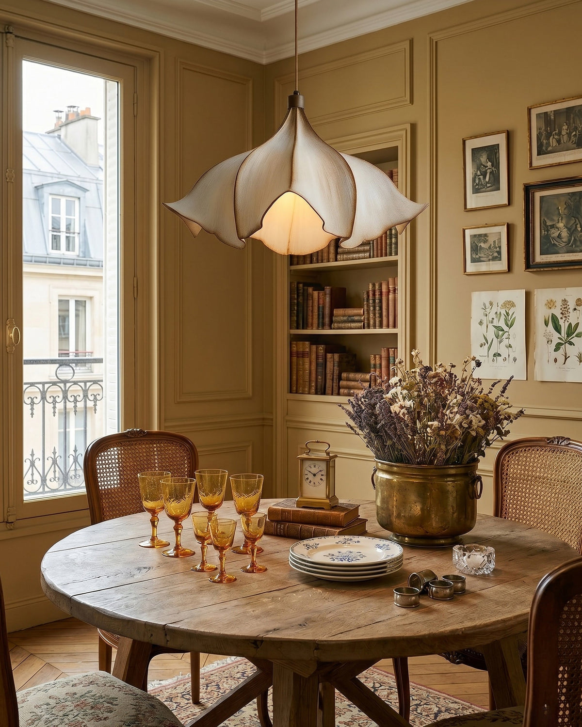 Lámpara colgante de pétalos Corolba sobre una mesa de comedor clásica – imagen 4