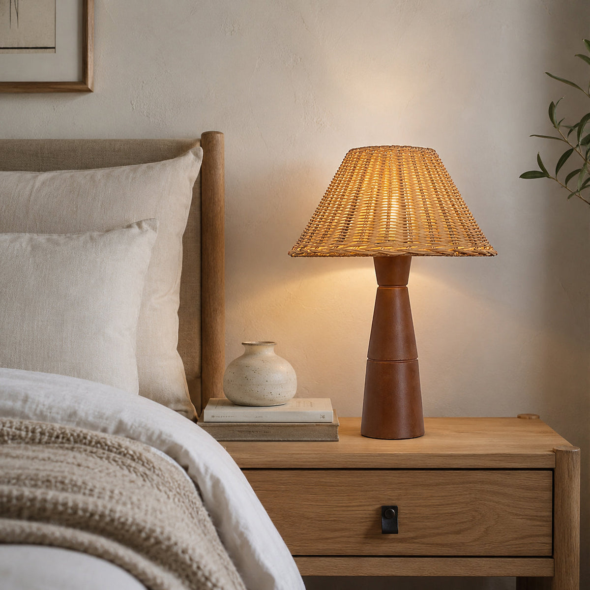 Lámpara de mesa de ratán con base de madera Ratena en un salón natural – imagen 6